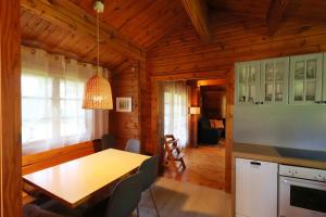 a kitchen and dining room with a table in a cabin at Ferienhaus Neckar 46 in Hayingen