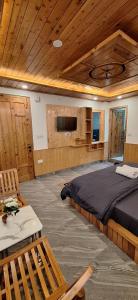 a bedroom with a large bed in a wooden ceiling at Saathi Stay & Cafe in Vashisht