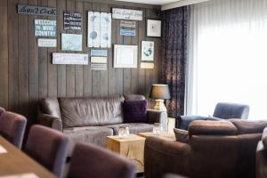 Ein Sitzbereich in der Unterkunft Hotel - La Grande Cure