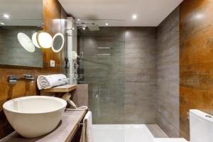 ein Badezimmer mit einem großen Waschbecken und einer Badewanne in der Unterkunft Petit Palace Tamarises in Getxo + 75 Fotos