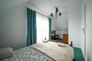 a bedroom with a bed and a large window at Szczyt i Sosna in Krauszów