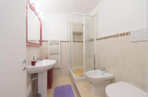 プラートにあるLa Trinuziaのバスルーム(洗面台、トイレ、シャワー付)