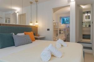 a bedroom with two white towels on a bed at Pini al Mare in Monterosso al Mare