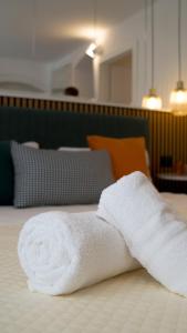 a white towel sitting on top of a bed at Pini al Mare in Monterosso al Mare