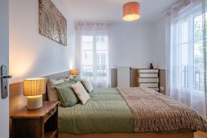 a bedroom with a bed and two windows at Le Victoria Garden Disneyland Paris 10 pers in Serris