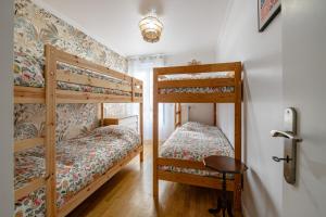 a bedroom with two bunk beds and a table at Le Victoria Garden Disneyland Paris 10 pers in Serris