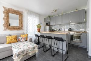 a living room with a couch and a kitchen at Le Victoria Garden Disneyland Paris 10 pers in Serris