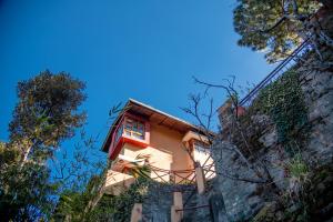 a building on the side of a mountain at Bird Songs in Rāmgarh