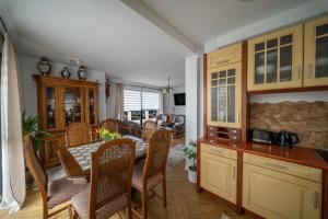 a kitchen and dining room with a table and chairs at Szczyt i Sosna in Krauszów