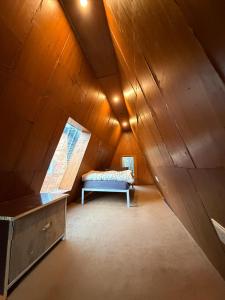 a room with a bench in a attic at Chilux Manali in Manāli