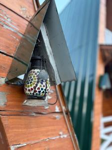 a vase sitting on top of a wooden chest at Chilux Manali in Manāli