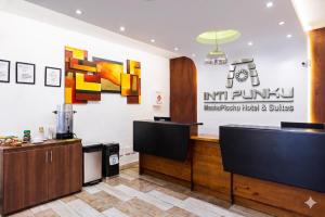 a fast food restaurant with a cashier and a counter at Inti Punku Machupicchu Hotel & Suites in Machu Picchu