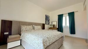 ein Schlafzimmer mit einem großen Bett und einem Fenster in der Unterkunft Ocean crescent by Bait Zain in As Sīfah + 32 Fotos