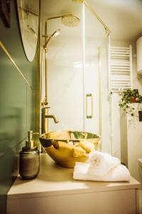 ein Badezimmer mit einem Aufsatzwaschbecken auf einer Ablage in der Unterkunft Skyview Glamping Jacuzzi , Sauna in Ludwinów
