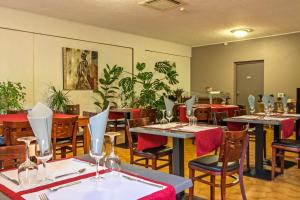 Restaurace v ubytování Hôtel Les Persèdes