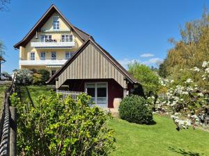 a large house with a green yard at Harlacher-Mühle in Stetten