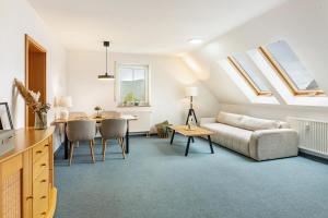 a living room with a couch and a table at Komfortable 3-Zimmer-Fewo in Sonneberg