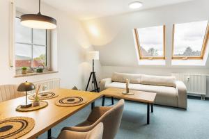 a living room with a table and a couch at Komfortable 3-Zimmer-Fewo in Sonneberg +12 photos