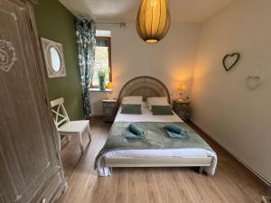 a bedroom with two beds with green walls at Gite Des 3 Chateaux in Ribeauvillé