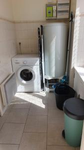 a washer and dryer in a small room at Maison centre ville in Nogent-sur-Vernisson +1 photo