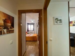 a hallway with a door leading to a bedroom at Amplio Loft con plaza de garaje in Cangas de Onís