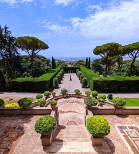a garden with a pathway with bushes and trees at Alloggio turistico Giulia in Albano Laziale