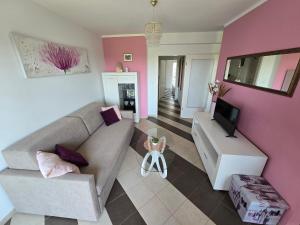 a living room with a couch and a tv at Lavanda Samarin in Zambratija
