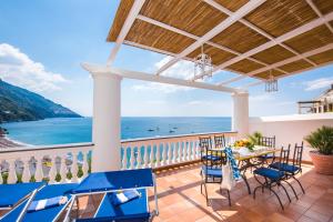 d'un balcon avec une table et des chaises donnant sur l'océan. dans l'établissement Exclusive Apartments Positano, à Positano