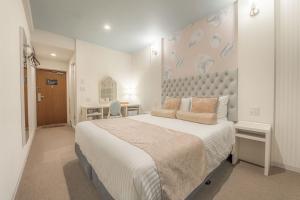 une chambre avec un grand lit blanc doté d'une grande tête de lit dans l'établissement Hotel Reference Tenjin III, à Fukuoka