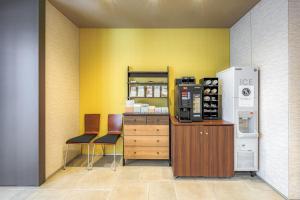 un café avec un comptoir et un réfrigérateur dans l'établissement Hotel Reference Tenjin III, à Fukuoka