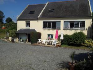 a white house with a table and chairs in front of it at Maison familiale Villa Eolie, 10mn de la mer en voiture in Tregueux
