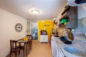 a kitchen with a counter and a table with chairs at Àa da Pinèla-Biassa-Cinque Terre in Biassa