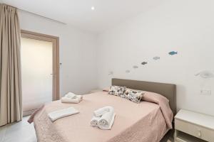 a bedroom with a bed with towels on it at La Pulvarera in Castelsardo