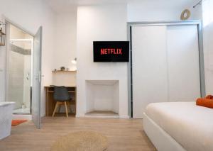 a living room with a bed and a fireplace at Le Repaire des 12- Hypercentre, jardin, idéal groupe, 5 chambres 5 salles de bain in Saint-Omer