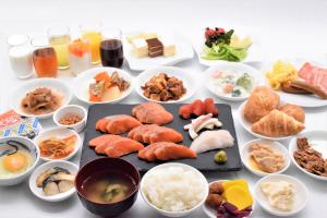 a table topped with different types of food in bowls at Hotel New White House in Rumoi +12 photos