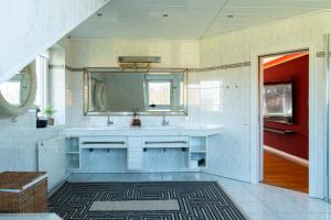 a bathroom with a sink and a mirror at Zur Herrlichkeit in Warendorf +14 photos