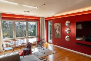 a living room with red walls and a table and chairs at Zur Herrlichkeit in Warendorf