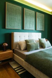 a bed in a room with a green wall at Zur Herrlichkeit in Warendorf