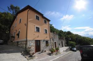 a building that is on the side of a road at Casa Vacanze Il Castello in Pescina