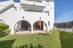 a white house with an archway in the yard at Ducado B104 in Pals