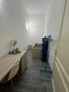 a room with a desk and a vacuum in it at Galliu'S home in Selargius