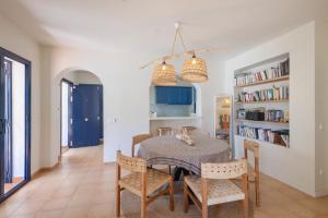 a dining room with a table and chairs and bookshelves at Bosc in Pals
