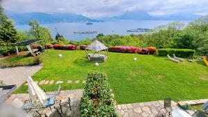 a garden with a gazebo and a view of the water at Shambala Home Casa Luna in Someraro