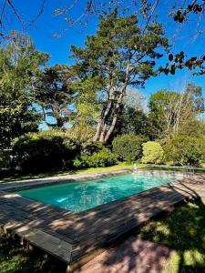 a swimming pool in the middle of a yard at Fenêtres sur le golfe in Sarzeau