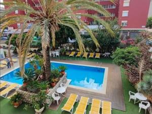 an overhead view of a resort with a pool and palm trees at Apartamento en Mar Blau Calella in Calella