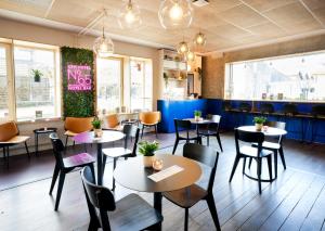 ein Restaurant mit Tischen und Stühlen in einem Raum in der Unterkunft CPH Hotel in Kopenhagen