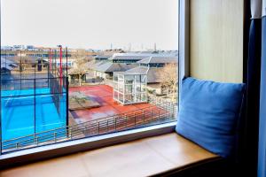 ein Fenster mit einem Kissen und Blick auf einen Pool in der Unterkunft CPH Hotel in Kopenhagen