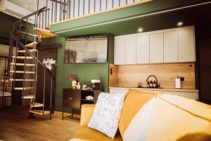 ein Wohnzimmer mit Sofa und eine Küche in der Unterkunft Skyview Glamping Jacuzzi , Sauna in Ludwinów