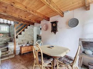 a dining room with a table and chairs at La petite maison du cap in Omonville-la-Rogue