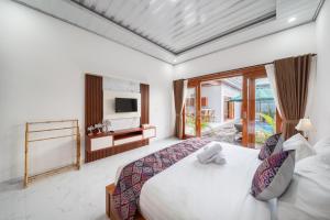 a bedroom with a large bed and a television at Anta Villa Lembongan in Nusa Lembongan +28 photos